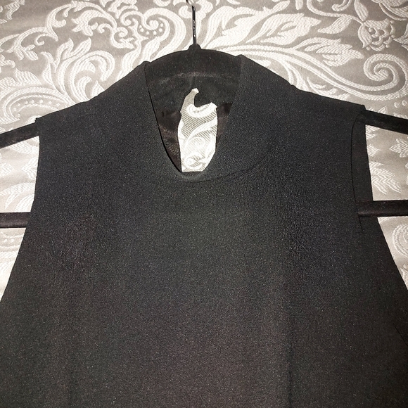 Black crepe dress. Halter neck with two button closure and back zip. Lined - Picture 4 of 5